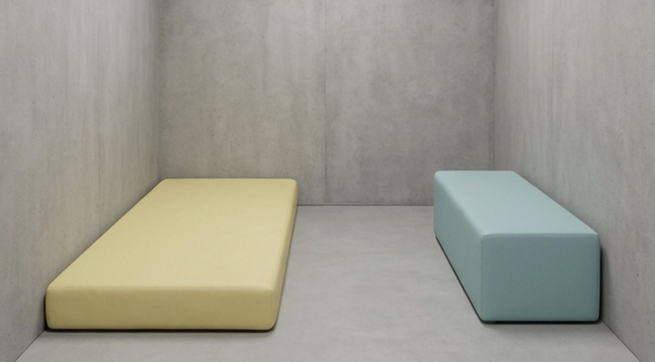 Gele gecoate matras en lichtgroene bank in een betonnen ruimte – QMtex®, regio Deerlijk