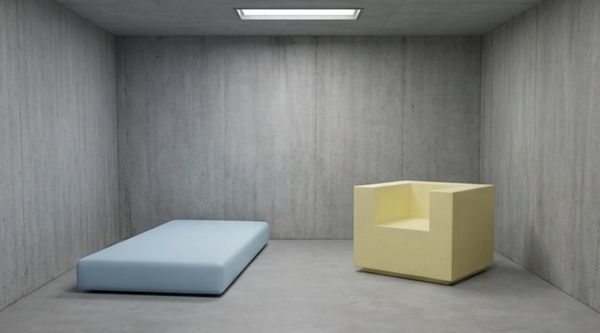 Lichtblauwe gecoate matras en gele fauteuil in een betonnen ruimte – QMtex®, regio Zwevegem
